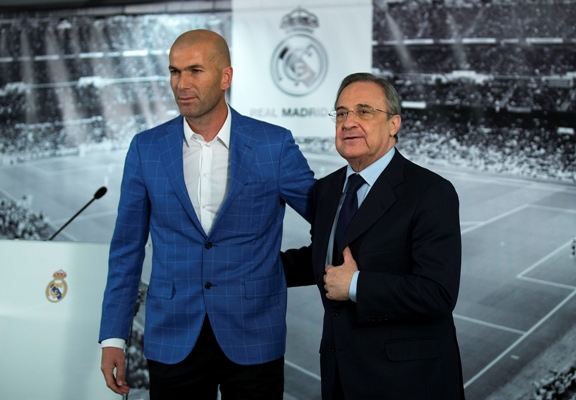 Real Madrid president Florentino Perez (right) poses for a picture with Zinedine Zidane 