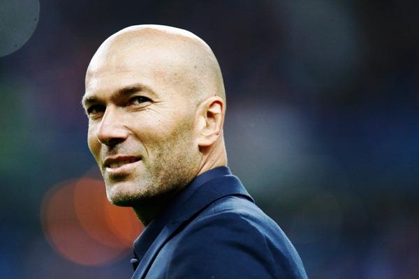 Zinedine Zidane walks on the field prior to a friendly match 