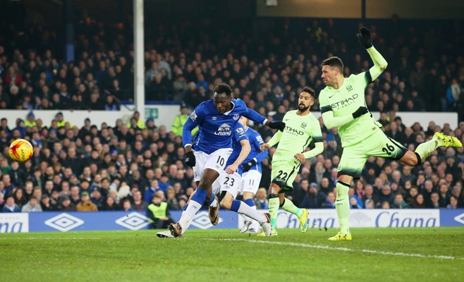 Romelu Lukaku of Everton scores his team's second goal 