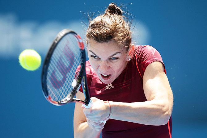 Simona Halep plays a backhand against Svetlana Kuznetsova