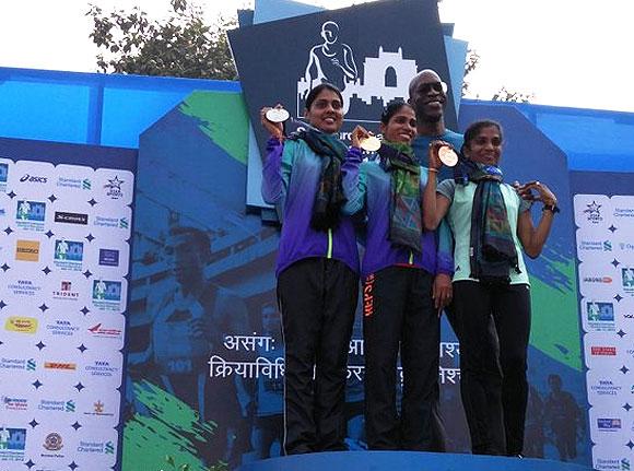 The top three Indian athletes at the Standard Chartered Mumbai Marathon - Sudha Singh, OP Jaisha and Lalita Babar pose with legend Ed Moses on Sunday