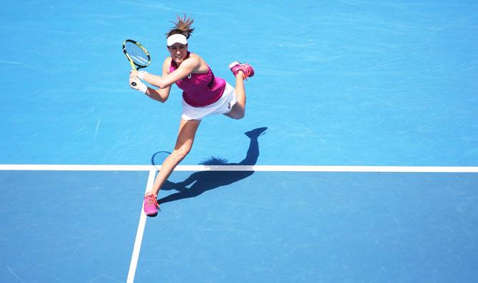 Johanna Konta plays a backhand against Venus Williams