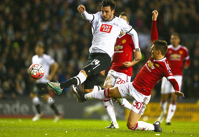 Derby County's George Thorne (left) beats Manchester United's Guilermo Varela to score