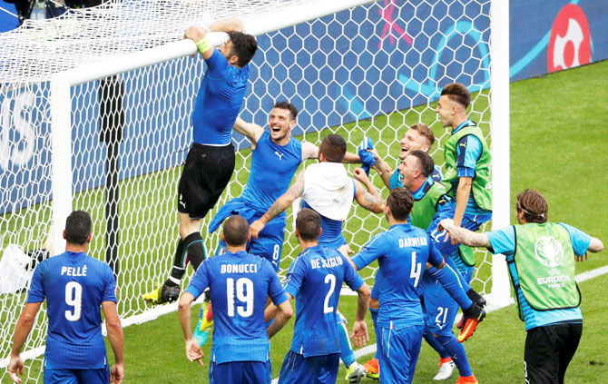Italy's goalkeeper Gianluigi Buffon celebrates with teammates after defeating Spain in the Round of 16 match on June 27