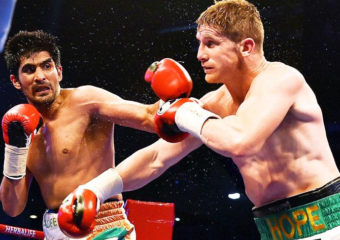 Vijender Singh attempts a jabs on Kerry Hope