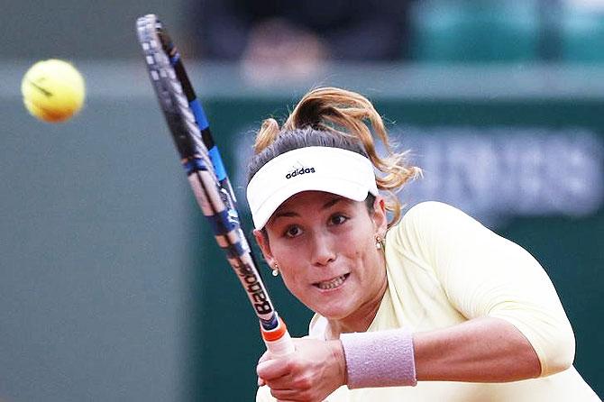 Spain's Garbine Muguruza plays a return against USA's Shelby Rogers