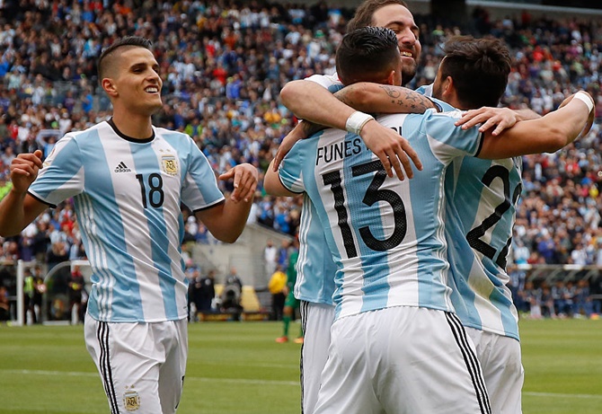 Copa America Chile's Sanchez, Vargas shine Argentina win group
