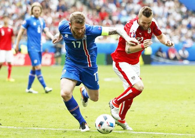 Austria's Jakob Jantscher and Iceland's Aron Gunnarsson in action