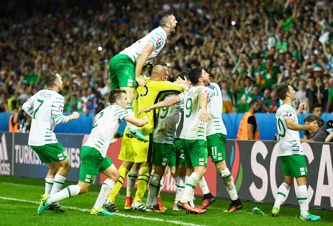 Republic of Ireland players celebrate their team's 1-0 win after their Euro 2016 Group E match against Italy at Stade Pierre-Mauroy 