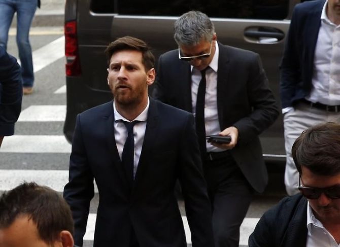 Barcelona's Argentine soccer player Lionel Messi (C) arrives to court with his father Jorge Horacio Messi to stand trial for tax fraud in Barcelona, Spain, June 2, 2016