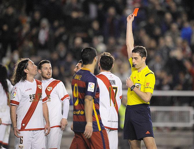 Manuel Rolando Iturra (#6) of Rayo Vallecano is sent off by referee Vicandi Garrido