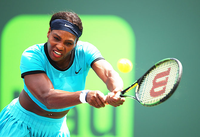 Serena Williams plays a backhand against Svetlana Kuznetsova 