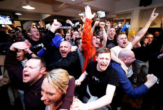 Leicester City fans celebrate Chelsea's second goa