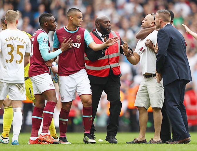 A fan confruntes Winston Reid of West Ham 