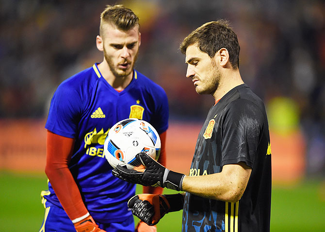 Iker Casillas (right) and David de Gea at training