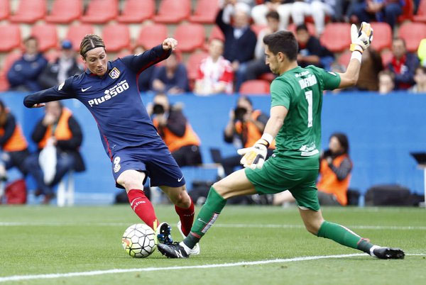 Atletico's Fernando Torres scores past Levante skipper