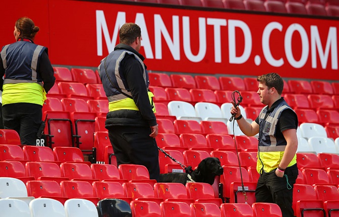 Manchester United urge fans to stay away from stadiums