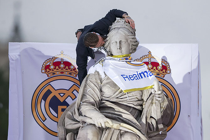Real Madrid captain Sergio Ramos kisses the Cibeles statue