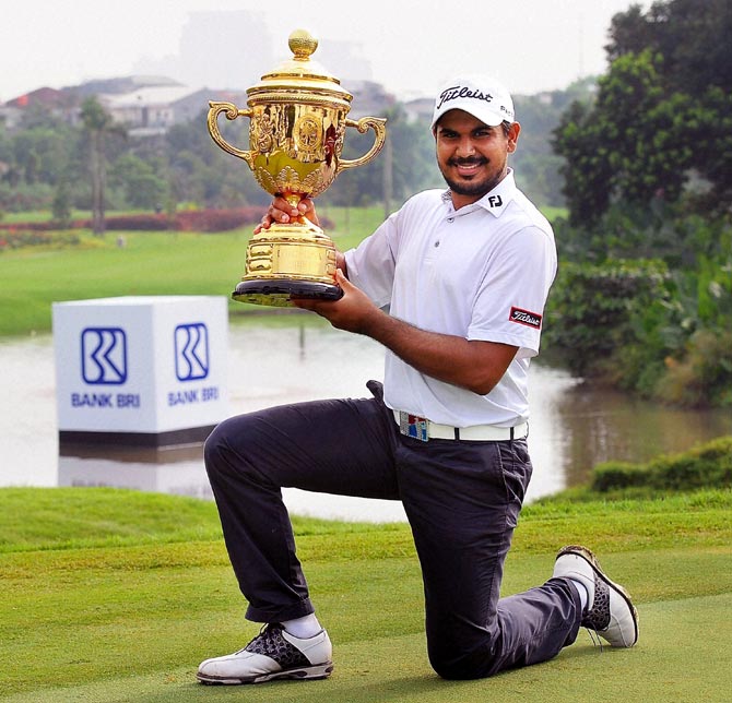 Gaganjeet Bhullar poses with the Indonesia Open Trophy in Jakarta