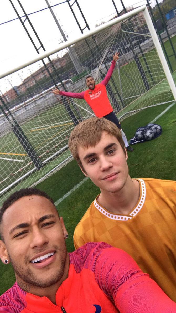 FC Barcelona's Rafinha photo-bombs as Neymar clicks a sefie with Justin Bieber