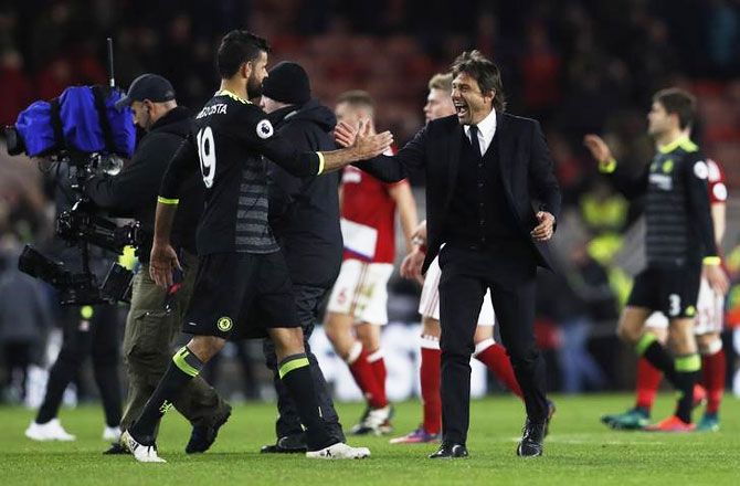 Chelsea manager Antonio Conte and forward Diego Costa celebrate