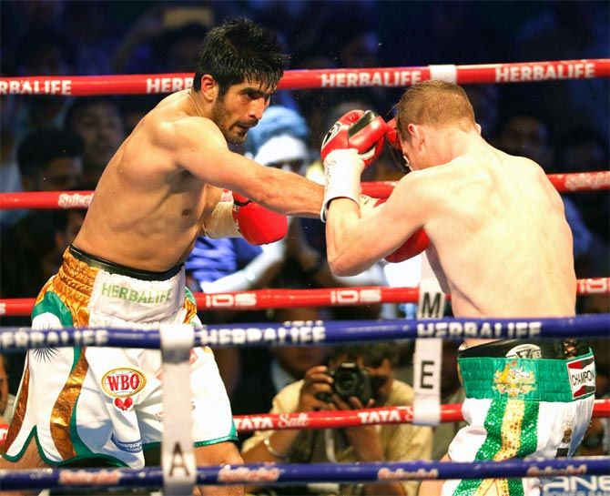 Vijender Singh in action against Kerry Hope, a bout he won in July