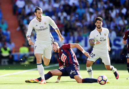 Gareth Bale of Real Madrid beats Florian Lejeune of SD Eibar during the La Liga Match between Real Madrid CF and SD Eibar