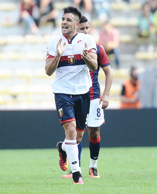 Giovanni Simeone # 9 of Genoa CFC celebrates after scoring the opening goal during the Serie A match against Bologna FC at Stadio Renato Dall'Ara in Bologna, Italy, on Sunday