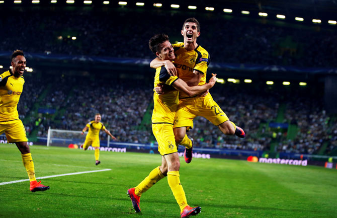 Borussia Dortmund's Julian Weigl celebrates his goal with teammate Christian Pulisic during their match against Sporting Lisbon in Lisbon