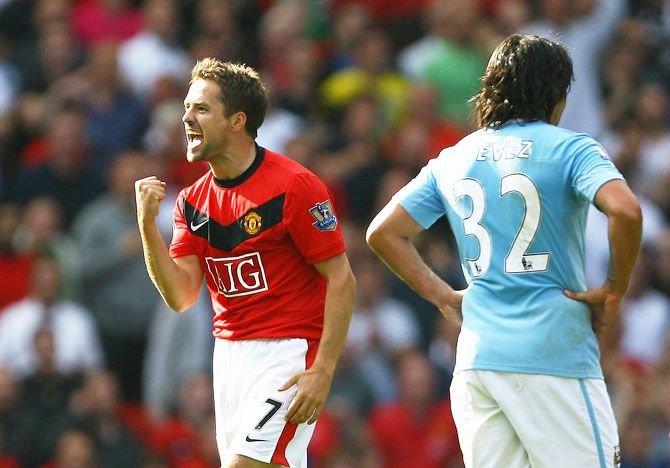 Manchester United's Michael Owen celebrates scoring the winning goal in injury time during English the Premier League match against Manchester City at Old Trafford in Manchester on September 20, 2009