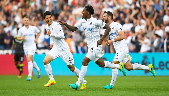 Swansea's Leroy Fer (centre) celebrates scoring the equaliser against Chelsea