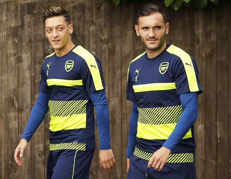 Arsenal's Lucas Perez and Mesut Ozil before training