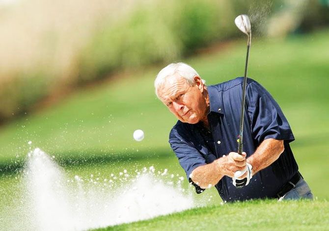 Former champion Arnold Palmer of the US hits from a sand trap during the annual Masters Par 3 golf tournament at the Augusta National Golf Club in Augusta, Georgia, April 9, 2008