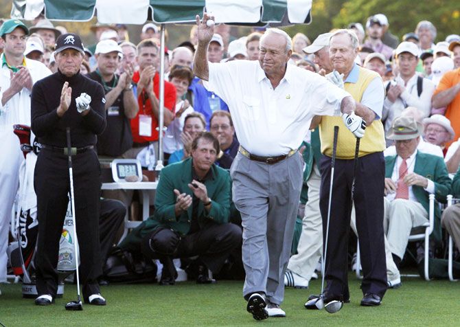 Former champion Arnold Palmer of the US hits from a sand trap during the annual Masters Par 3 golf tournament at the Augusta National Golf Club in Augusta, Georgia, April 9, 2008