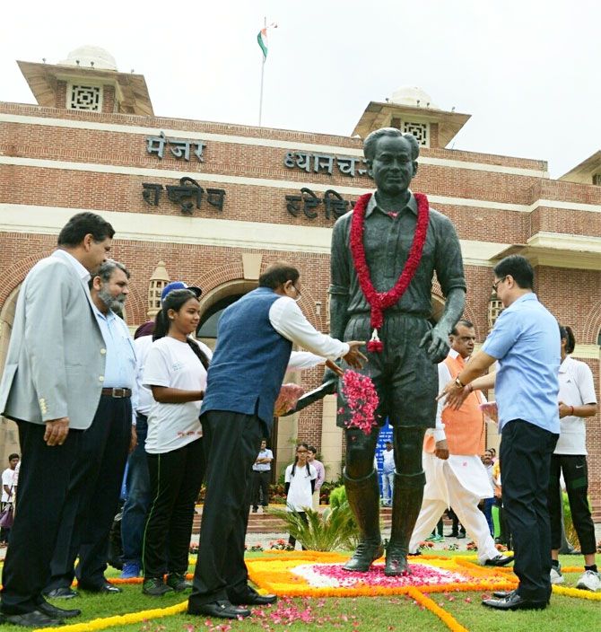 Sports Minister Vijay Goel pays tribute to hockey legend Major Dhyanchand on National Sports Day