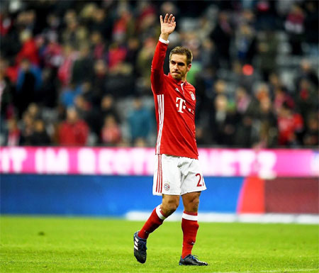 Bayern Munich's Philipp Lahm acknowledges the crowd