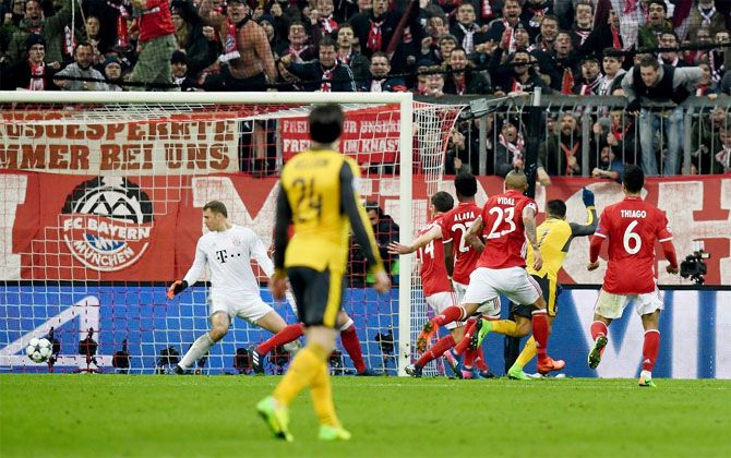 Arsenal's Alexis Sanchez scores the equaliser against Bayern Munich