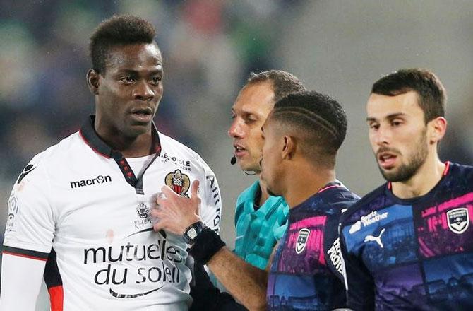 Nice's Mario Balotelli (left) reacts after being carded by the referee during his match against Girondins Bordeaux on December 21, 2016