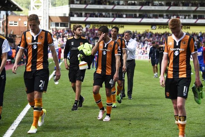 Hull City's Evandro Goebel and teammates look dejected after the match against Crystal Palace at Selhurst Park on Sunday