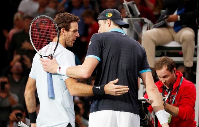 Juan Martin del Potro congratulates John Isner after their quarter-final match