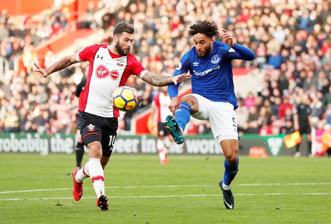 Southampton's Charlie Austin in action with Everton's Ashley Williams during their English Premier League match at St Mary's Stadium in Southampton on Sunday
