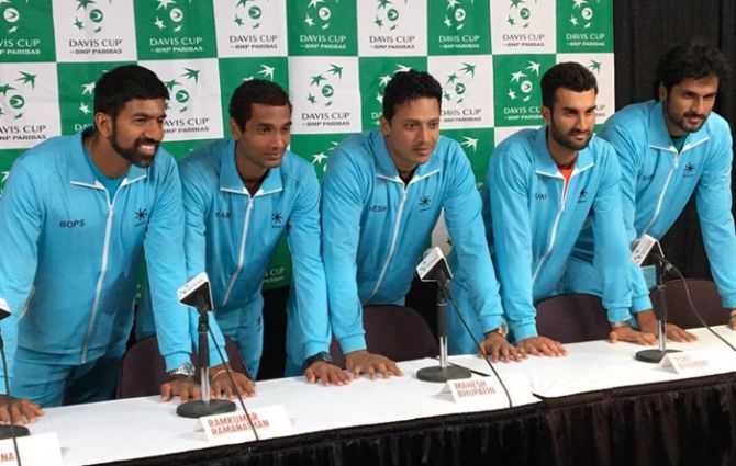 India captain Mahesh Bupathi (centre) with players of the Indian team