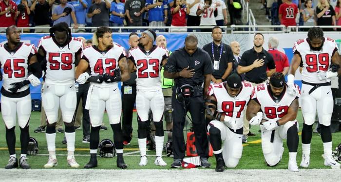 PHOTOS: NFL Players Defy Trump; Link Arms In Solidarity - Rediff Sports