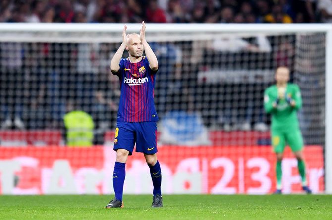 Barcelona's Andrés Iniesta applauds the fans as he is subbed off in his last ever King's Cup final against Sevilla at Wanda Metropolitano on Sunday, April 21
