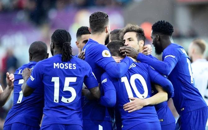 Cesc Fabregas, centre, celebrates with teammates after scoring early for Chelea in their match against Swansea City.