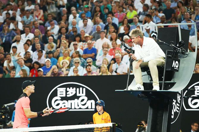 Kyle Edmund argues with the chair umpire