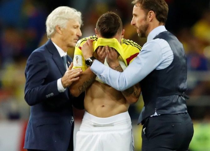  England manager Gareth Southgate and Colombia coach Jose Pekerman console Mateus Uribe after the penalty shootout