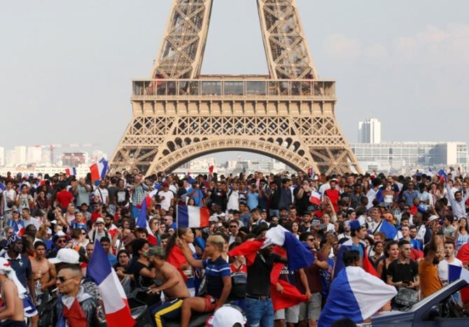 PIX: French fans go wild from Paris to Moscow after World Cup win ...