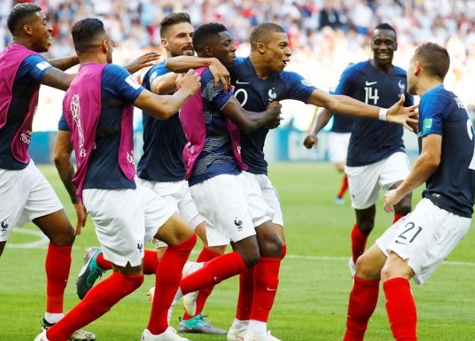 French players celebrate win