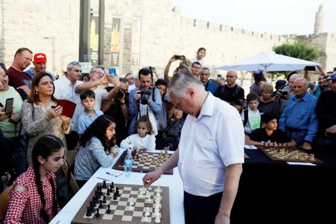 PICS: Anand, Karpov take on dozens of chess players in Jerusalem